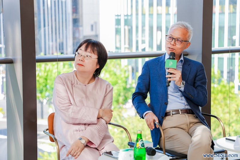 香港故宫文化博物馆馆长吴志华（右一）、上海浦东美术馆董事长李旻坤分享